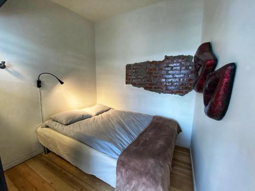 Un dormitorio con una cama con zapatos colgando en la pared en Broncks Apartment 4, en Tórshavn
