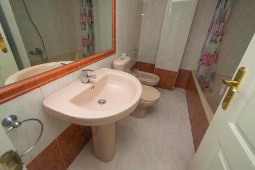 La salle de bains est pourvue d'un lavabo, de toilettes et d'un miroir. dans l'établissement Topacio i 19b, à Calp