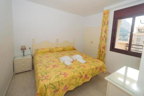 - une chambre avec un lit et 2 serviettes dans l'établissement Topacio i 19b, à Calp