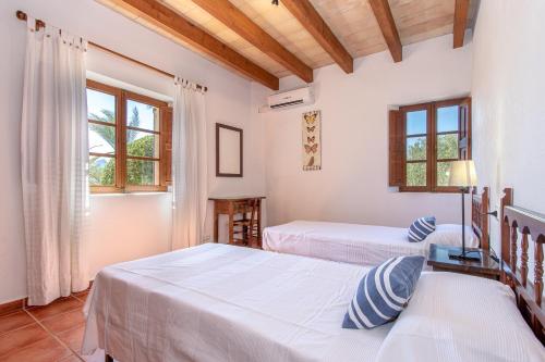 A bed or beds in a room at VILLA CAL MERCADER