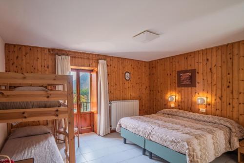 a bedroom with two beds and a window at La Pieja in Opi