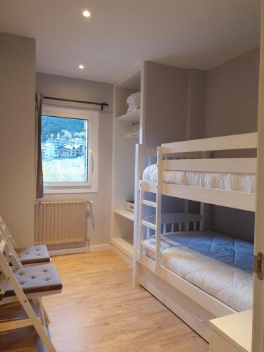 Bunk bed o mga bunk bed sa kuwarto sa Altissim Tarter - Inclès - Ransol