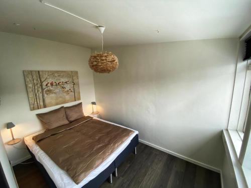 1 dormitorio con 1 cama y un colgante en Broncks Apartment 2, en Tórshavn