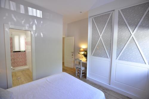 a bedroom with a large white closet with a door at Maravillosa villa privada con piscina y gran jardín in Taramay