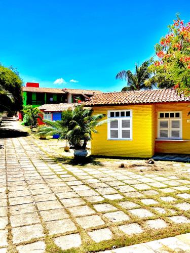 クムブコにあるSunshine Inn Centroの黄色い家