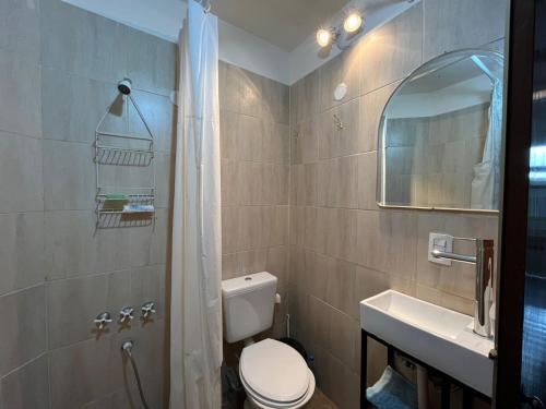uma casa de banho com um WC, um lavatório e um espelho. em Departamento Godoy Cruz em Godoy Cruz