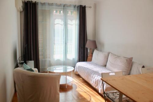 A seating area at T2 entièrement équipé, proche toutes commodités