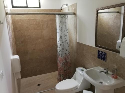 Koupelna v ubytování Chapelet Hostal