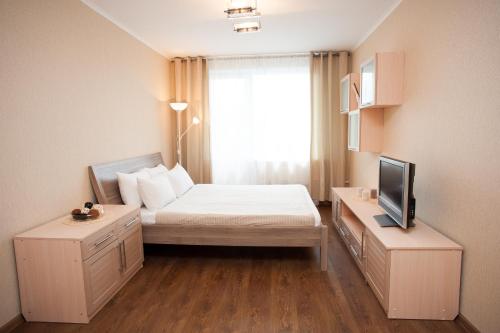 モスクワにあるInnDays on Konkovoの小さなベッドルーム(ベッド1台、テレビ付)