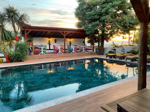 una piscina con terraza y una casa en Rif Sapanca - Adult Only, en Sapanca