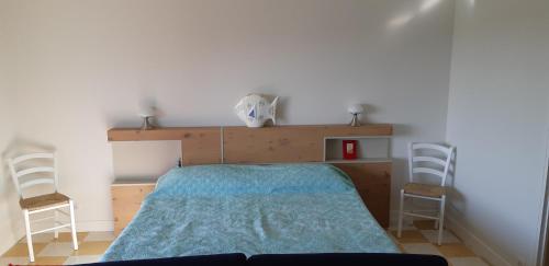 Ένα ή περισσότερα κρεβάτια σε δωμάτιο στο Neptune 5, top floor studio, sea view