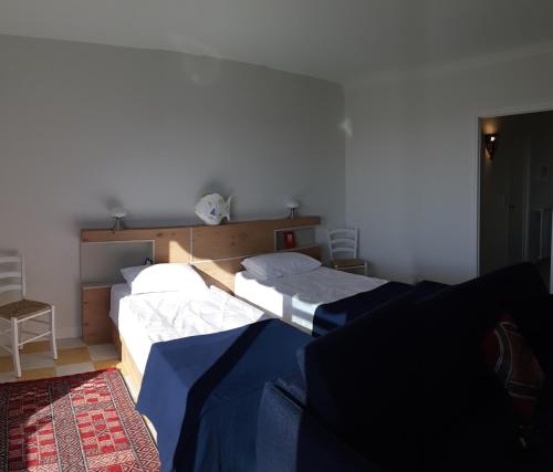 Neptune 5, top floor studio, sea view