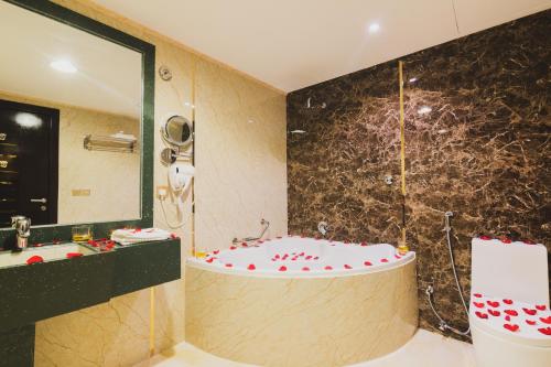 リヤドにあるGolden Ship Hotelのバスタブと洗面台のあるバスルーム