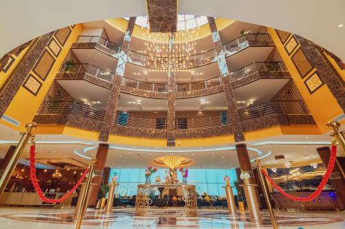 un vestíbulo de un hotel con una lámpara de araña en Golden Ship Hotel, en Riad