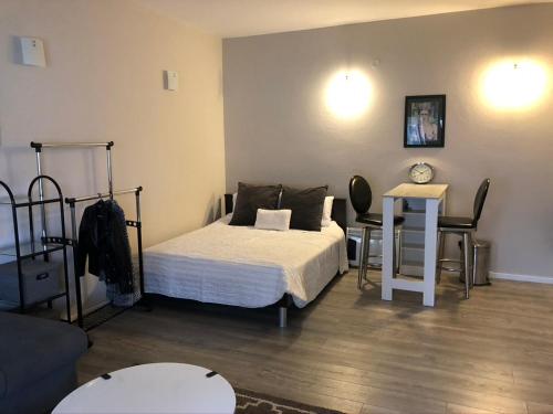 - une chambre avec un lit, une table et des chaises dans l'établissement Studio Apartment Luxe- 10min to Old Town, à Dubrovnik