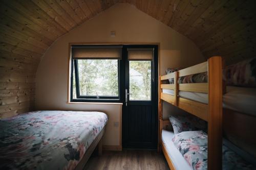 Poschodová posteľ alebo postele v izbe v ubytovaní Carntogher Cabins