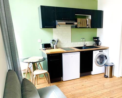 a kitchen with a sink and a washing machine at LE DUMON 3 - Studio NEUF LUMINEUX - Balcon - WiFi - Gare 200m in Agen