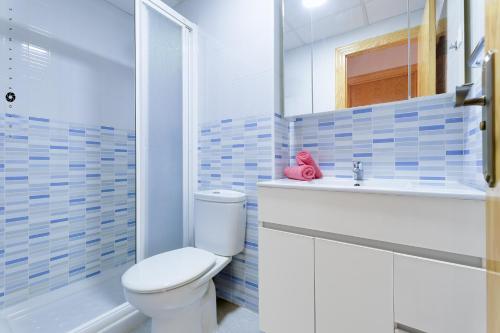 A bathroom at Apartment with pool & balcony less than 10min walk to La Mata Beach!