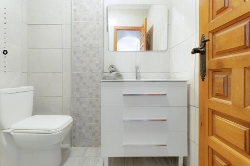 Apartment with pool, sea views & balcony less than 10min walk to La Mata Beach!