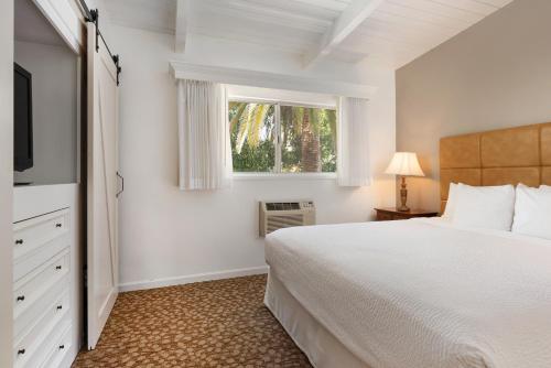 Кровать или кровати в номере Best Western Plus Santa Barbara