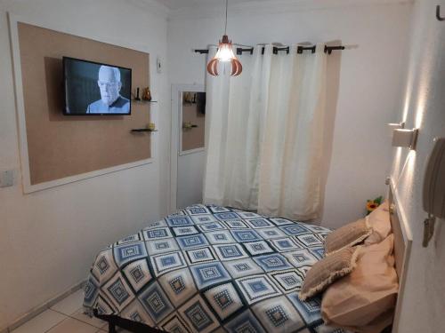 - une chambre avec un lit et une télévision murale dans l'établissement FLAT 103 BF Apartamento mobiliado no Benfica 103, à Fortaleza