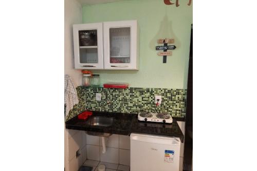 eine kleine Küche mit einer Spüle und einer Arbeitsplatte in der Unterkunft FLAT 103 BF Apartamento mobiliado no Benfica 103 in Fortaleza