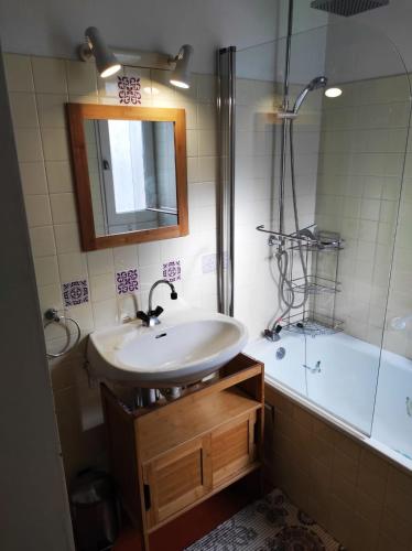une salle de bain avec un lavabo, une douche et une baignoire dans l'établissement Plein centre - Idéal Familles 3 enfants, à Cauterets