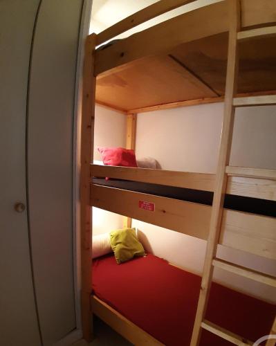 Ce lit superposé se trouve dans un dortoir avec une échelle. dans l'établissement Plein centre - Idéal Familles 3 enfants, à Cauterets