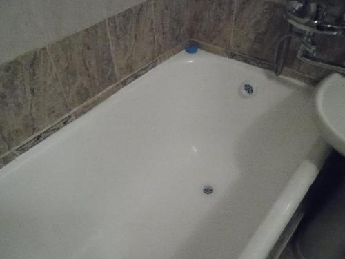 een badkamer met een wit bad en een toilet bij Best-BishkekCity Apartment 3 in Bisjkek