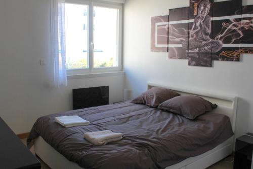 ラ・グランド・モットにあるMiracle Morningのベッドルーム1室(ベッド1台、タオル2枚付)