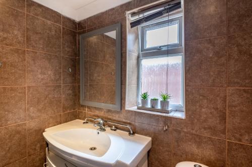 Et badeværelse på Stockton Town Centre Apartments free parking and Wi-Fi