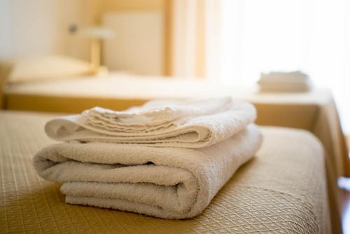 a pile of towels sitting on a bed in a bathroom at Il Giardino degli Allori in Campo Calabro