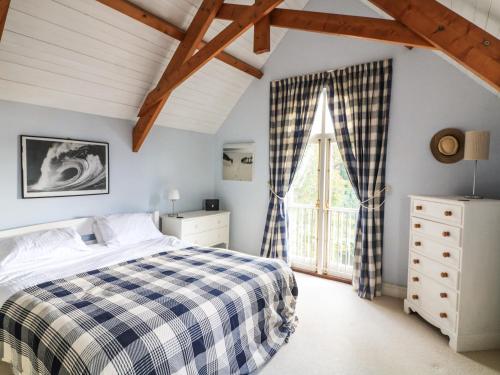 un dormitorio con una cama y una ventana en Victoria Lodge, en Kingsbridge