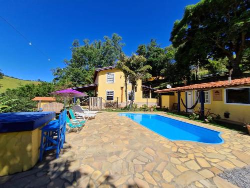 a house with a swimming pool in a yard at Pousada Sitio Barreirinha in Engenheiro Passos