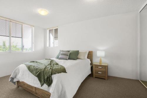 Postel nebo postele na pokoji v ubytování Pumicestone Lodge Unit 12 26 Maloja Ave