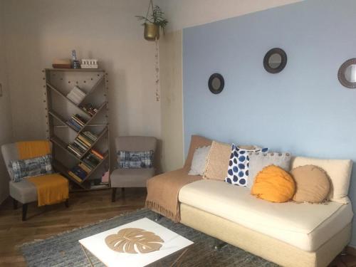 a living room with a couch and a book shelf at Fluida - Pocitos in Montevideo