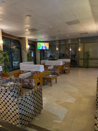 Shady Hotel Luxor في الأقصر: مطعم فيه طاولات وكراسي في الغرفة