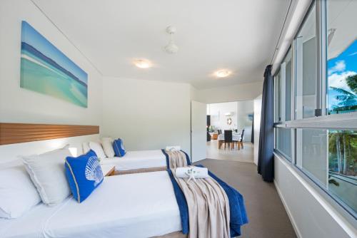 Кровать или кровати в номере Sea Forever on Azure Seas - Airlie Beach