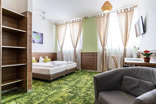 1 dormitorio con cama, sofá y mesa en 24seven Apartments - Self Check-IN, en Landshut