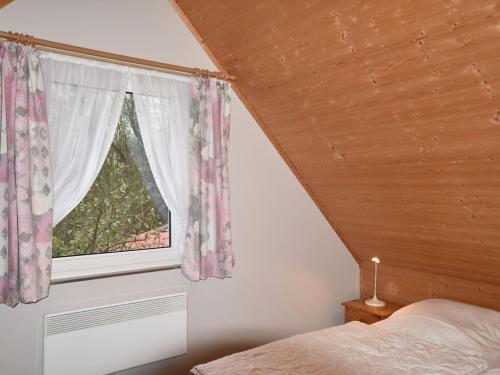 a bedroom with a bed and a window at Ferienhaus nahe Ostsee und Wald in Neubukow