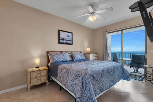 1 dormitorio con cama y ventana con vistas en Phoenix 7 Unit 1110 en Orange Beach