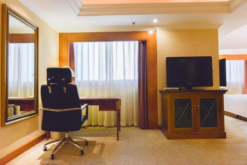 TV a/nebo společenská místnost v ubytování Crowne Plaza Qingdao by IHG