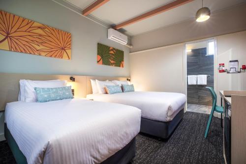 Ліжко або ліжка в номері Nightcap at Sandbelt Hotel