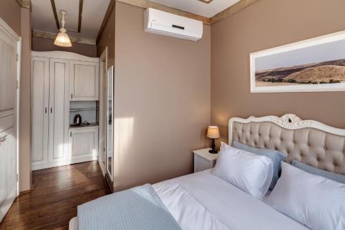 Ένα ή περισσότερα κρεβάτια σε δωμάτιο στο Loka Suites