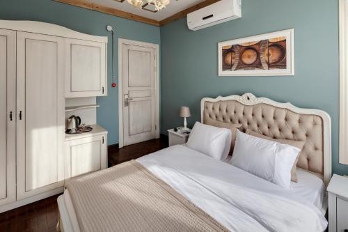 Ένα ή περισσότερα κρεβάτια σε δωμάτιο στο Loka Suites