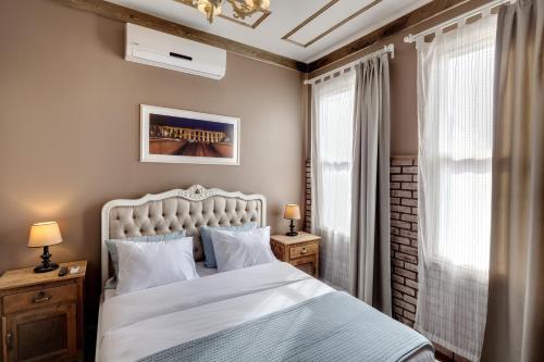 Ένα ή περισσότερα κρεβάτια σε δωμάτιο στο Loka Suites