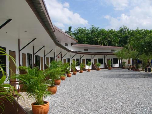 una fila de plantas en macetas en el interior de un edificio en Kevin Resort, en Thang Kwian