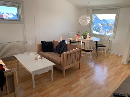 ein Wohnzimmer mit einem Sofa und einem Tisch in der Unterkunft Isi4u apartments, snowmobile and dogsled in Sisimiut