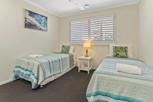 Katil atau katil-katil dalam bilik di Seaside apartment minutes from Sunshine Beach