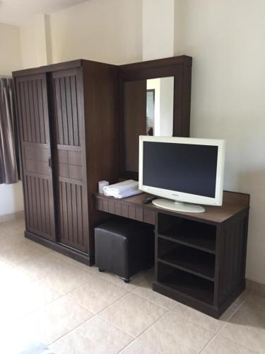 een computermonitor op een bureau in een kamer bij phuriburi resort in Pattaya